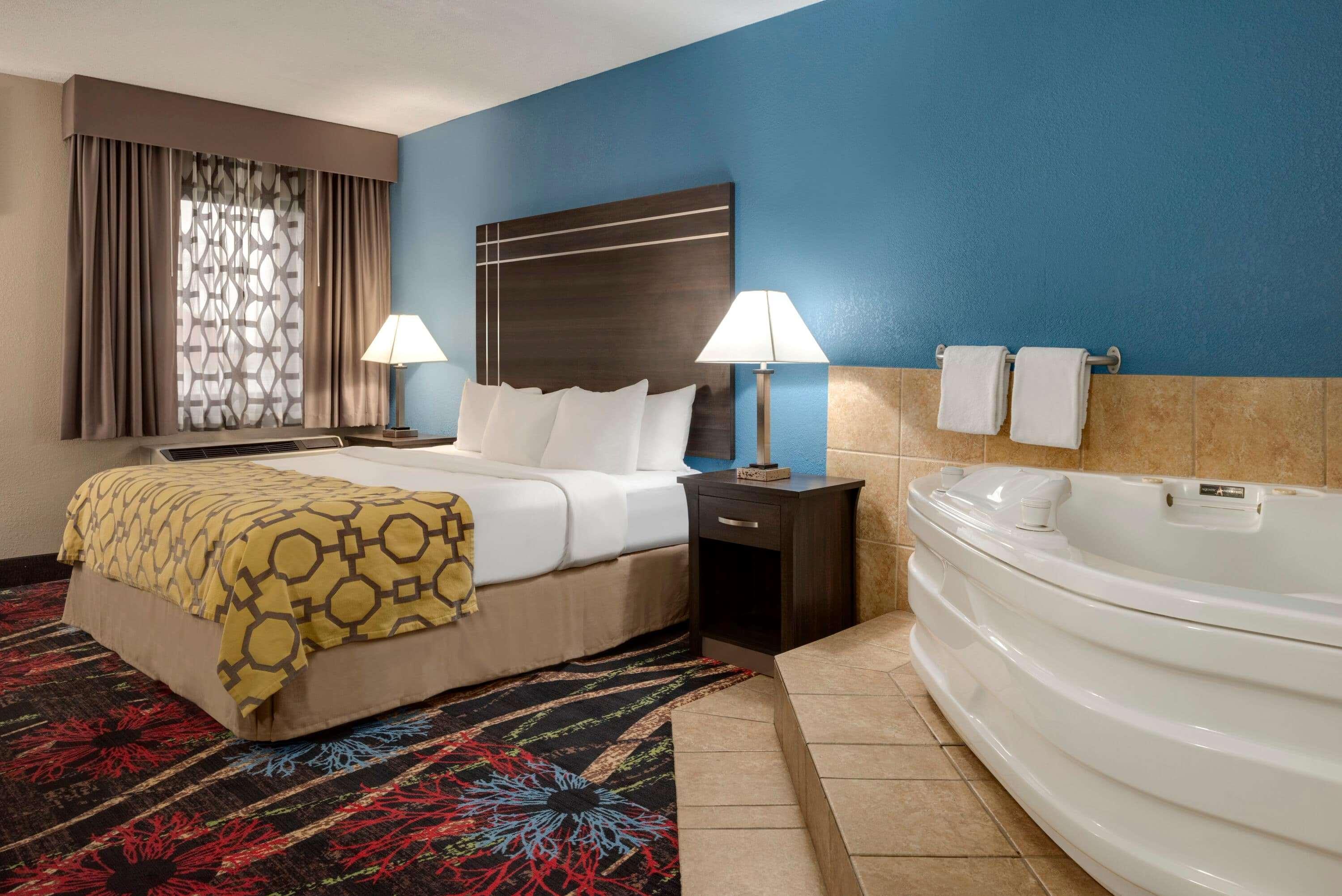 Baymont By Wyndham Muncie Near Ball State University Bagian luar foto