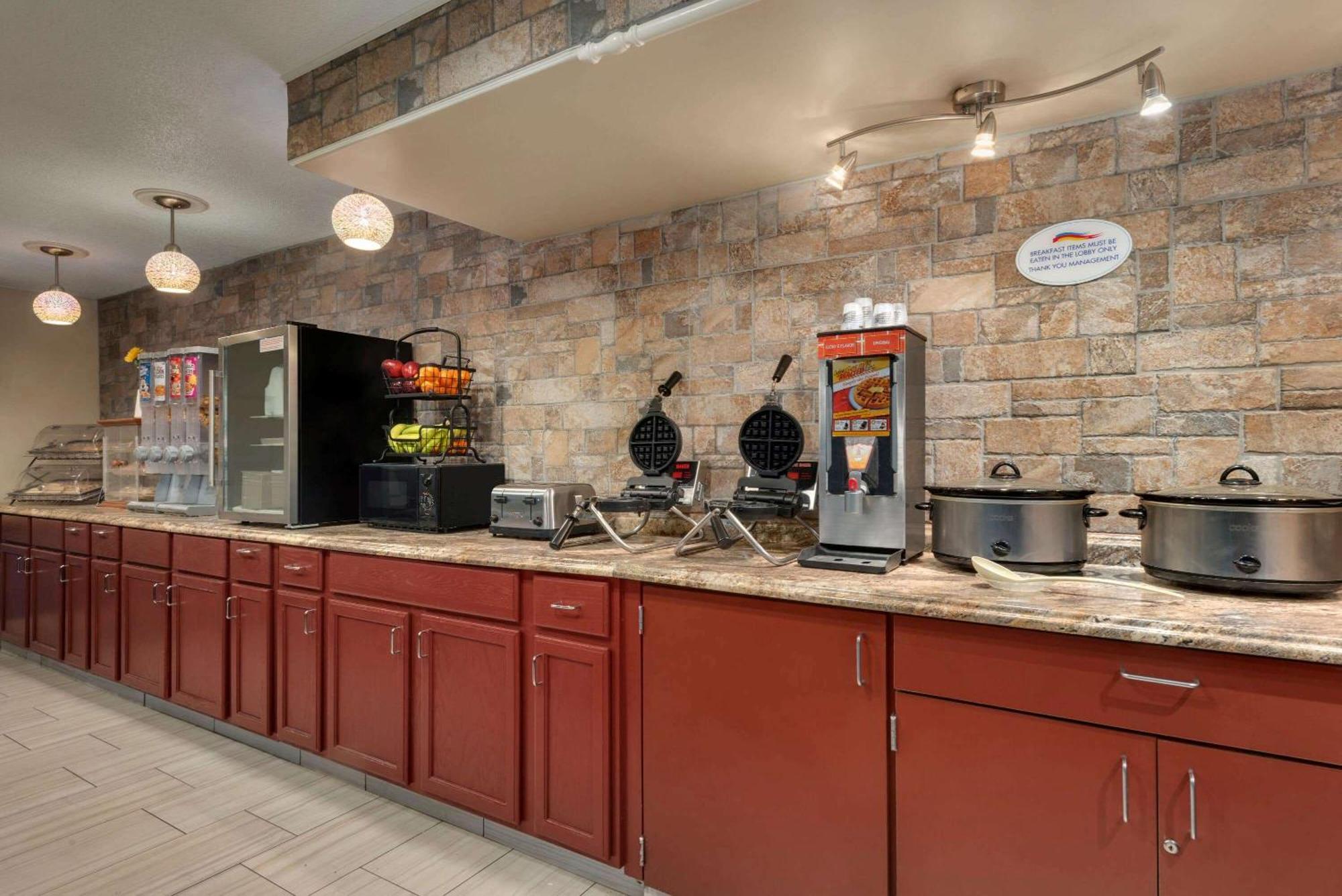 Baymont By Wyndham Muncie Near Ball State University Bagian luar foto