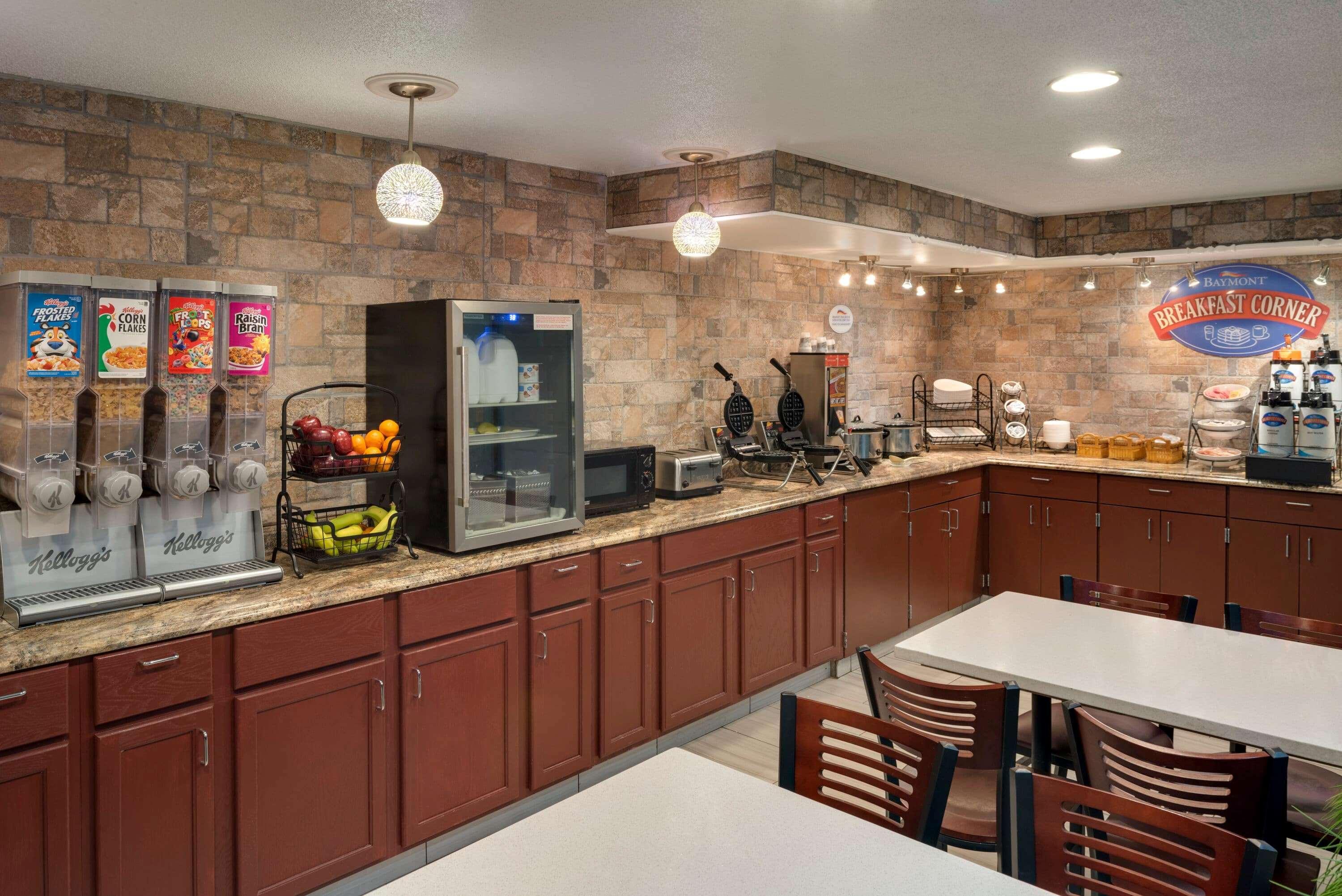 Baymont By Wyndham Muncie Near Ball State University Bagian luar foto