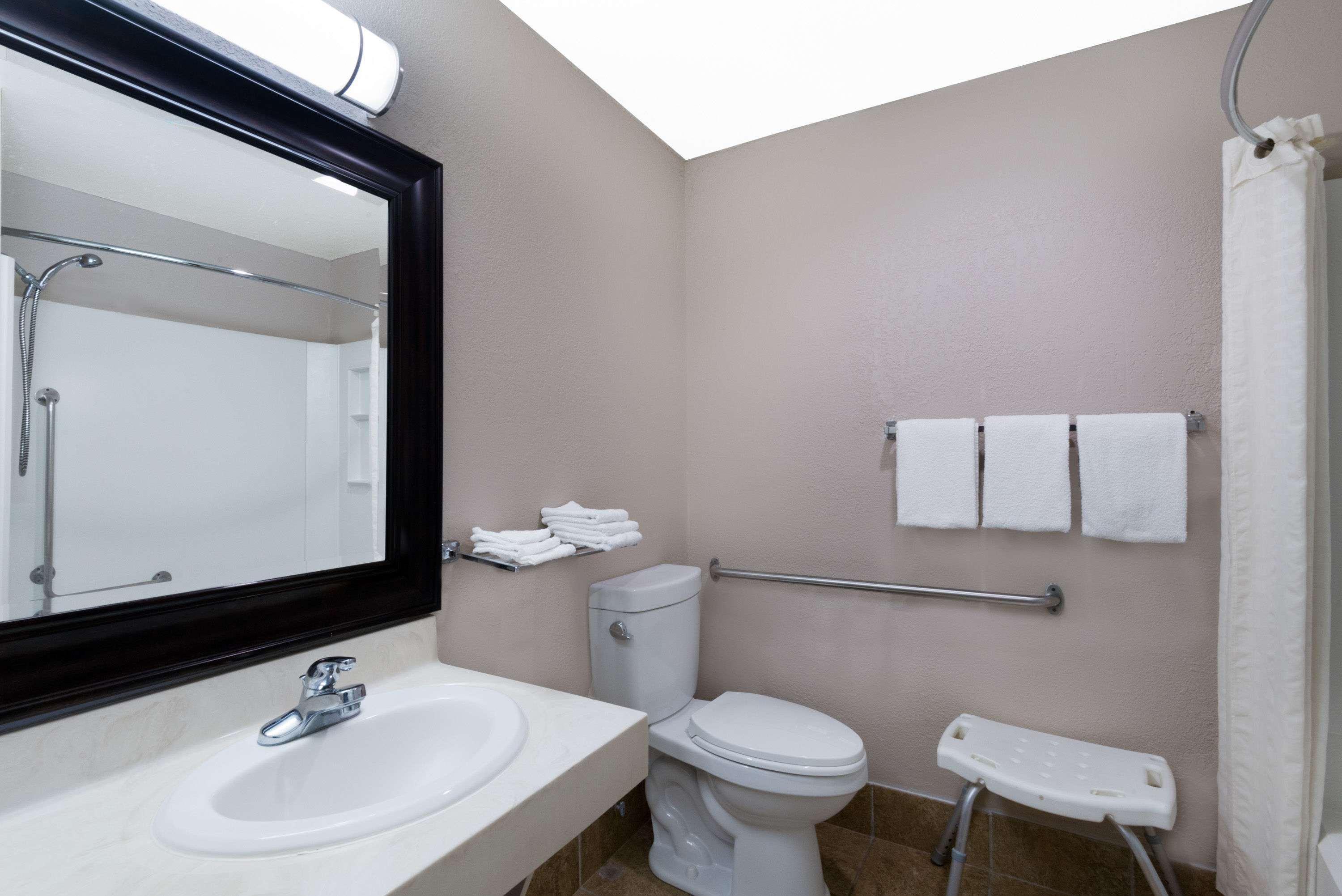 Baymont By Wyndham Muncie Near Ball State University Bagian luar foto
