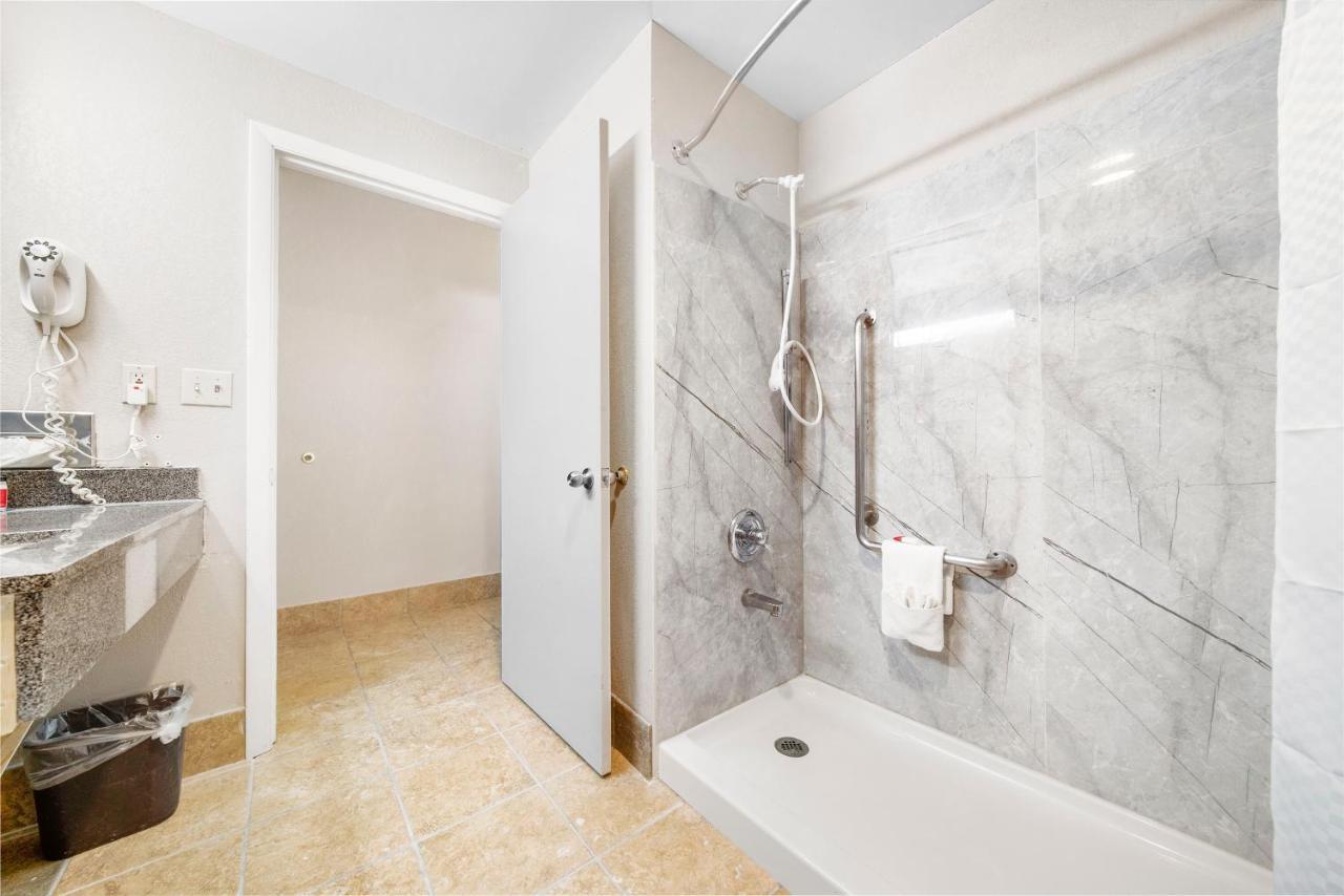 Baymont By Wyndham Muncie Near Ball State University Bagian luar foto